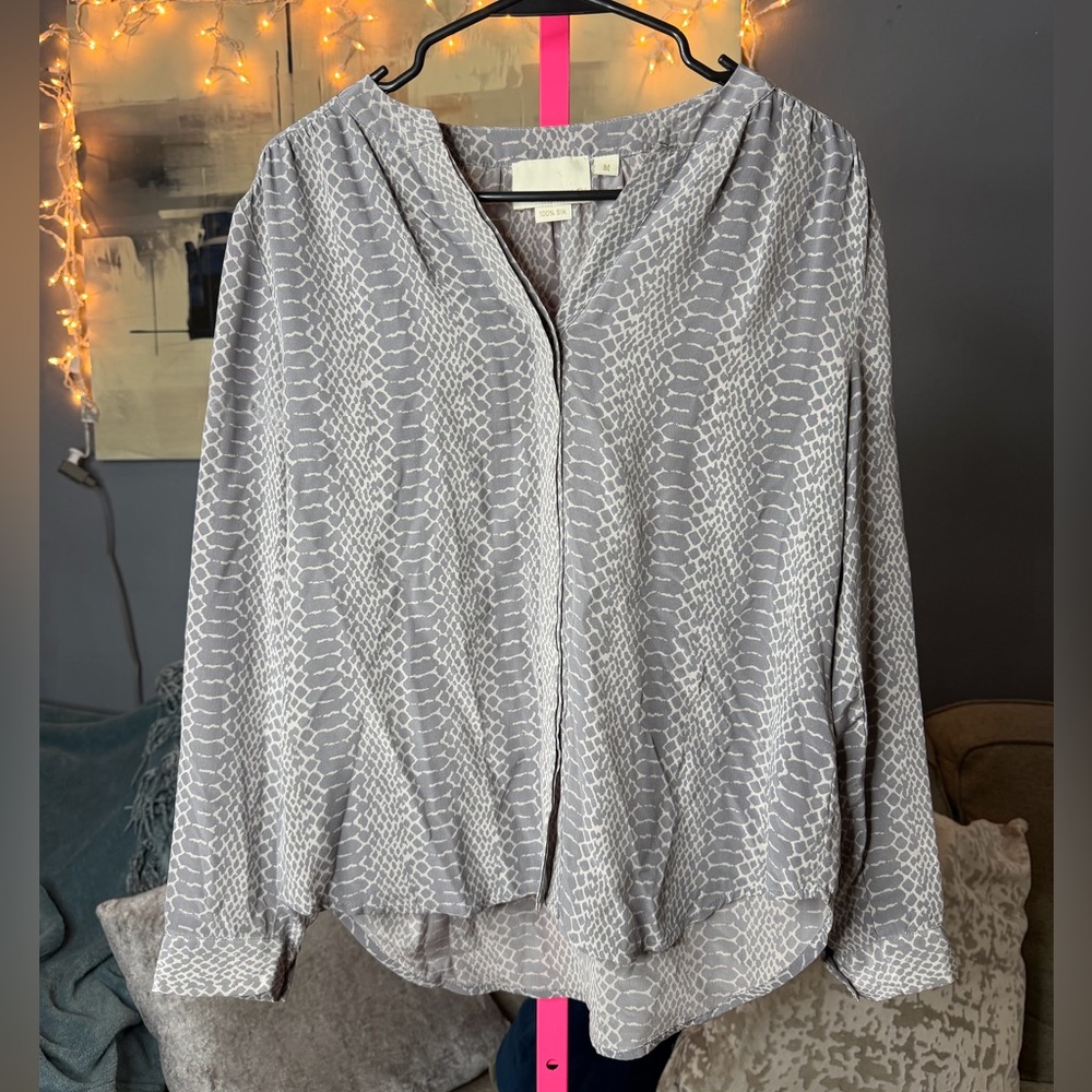 Cynthia Rowley 100% Silk Gray Snake Print Blouse Size Medium ✨
